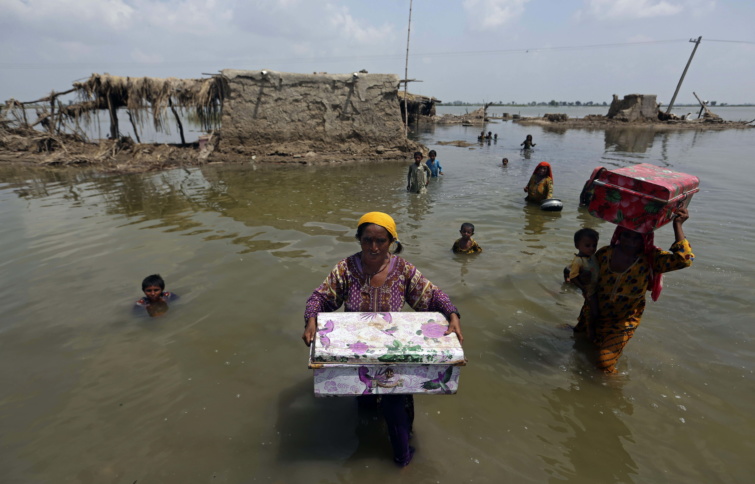 Holmijukat menekítik az emberek az áradás elől - árvíz sújtja Pakisztánt