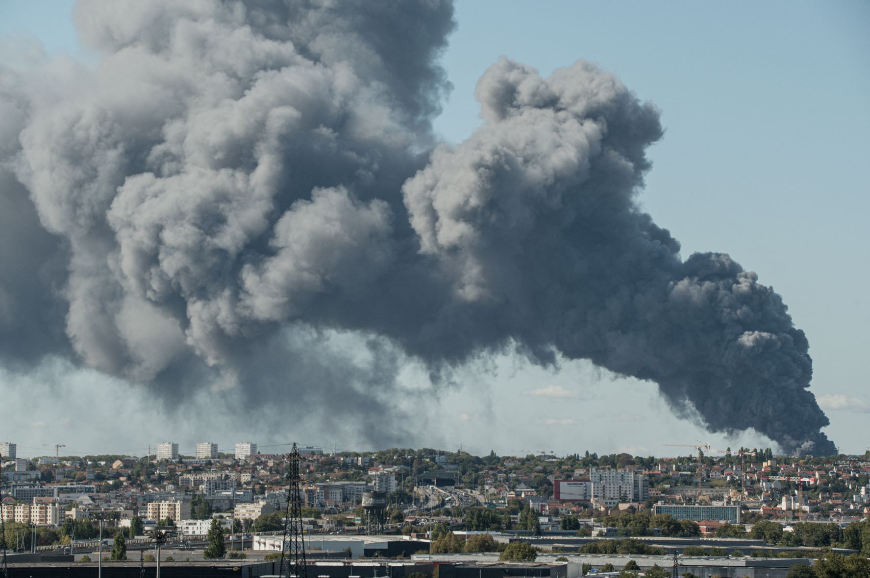 Lángokban a világ legnagyobb piaca Párizsban.