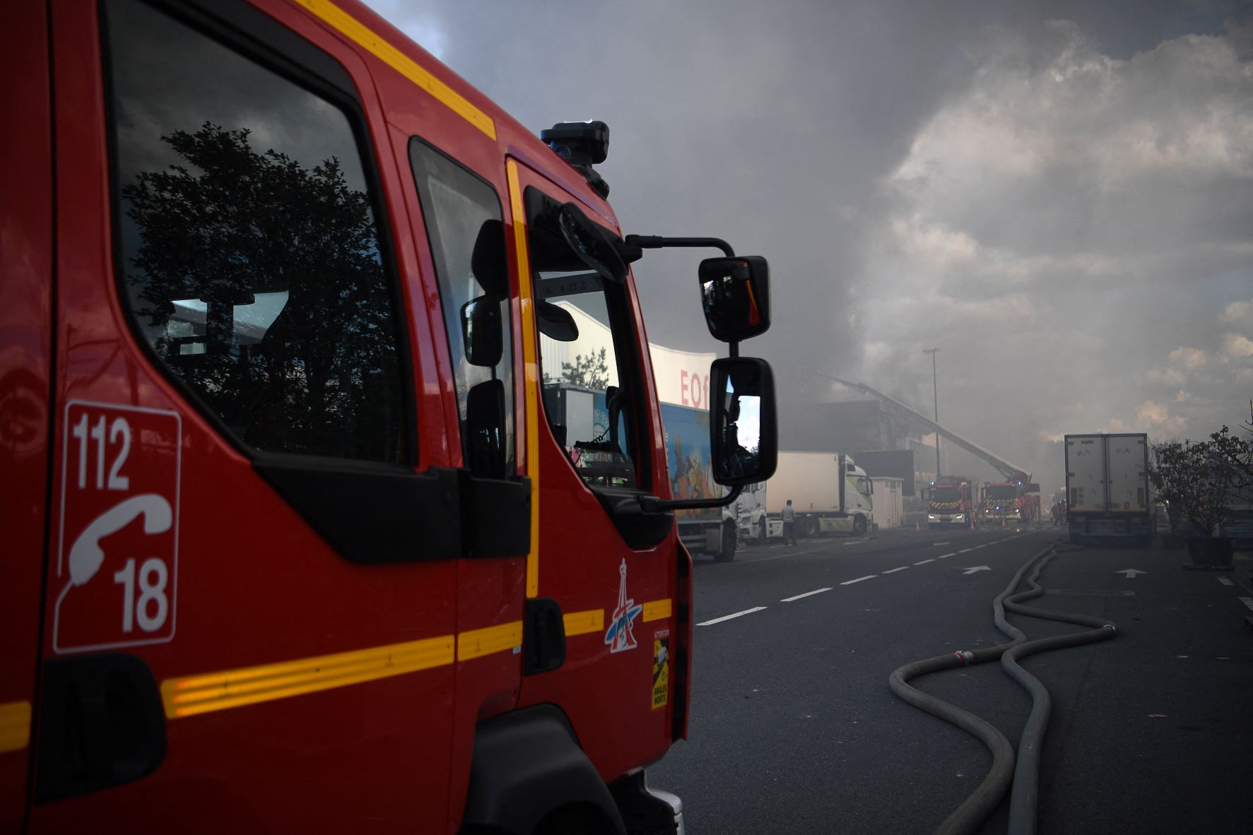 Lángokban a világ legnagyobb piaca Párizsban.