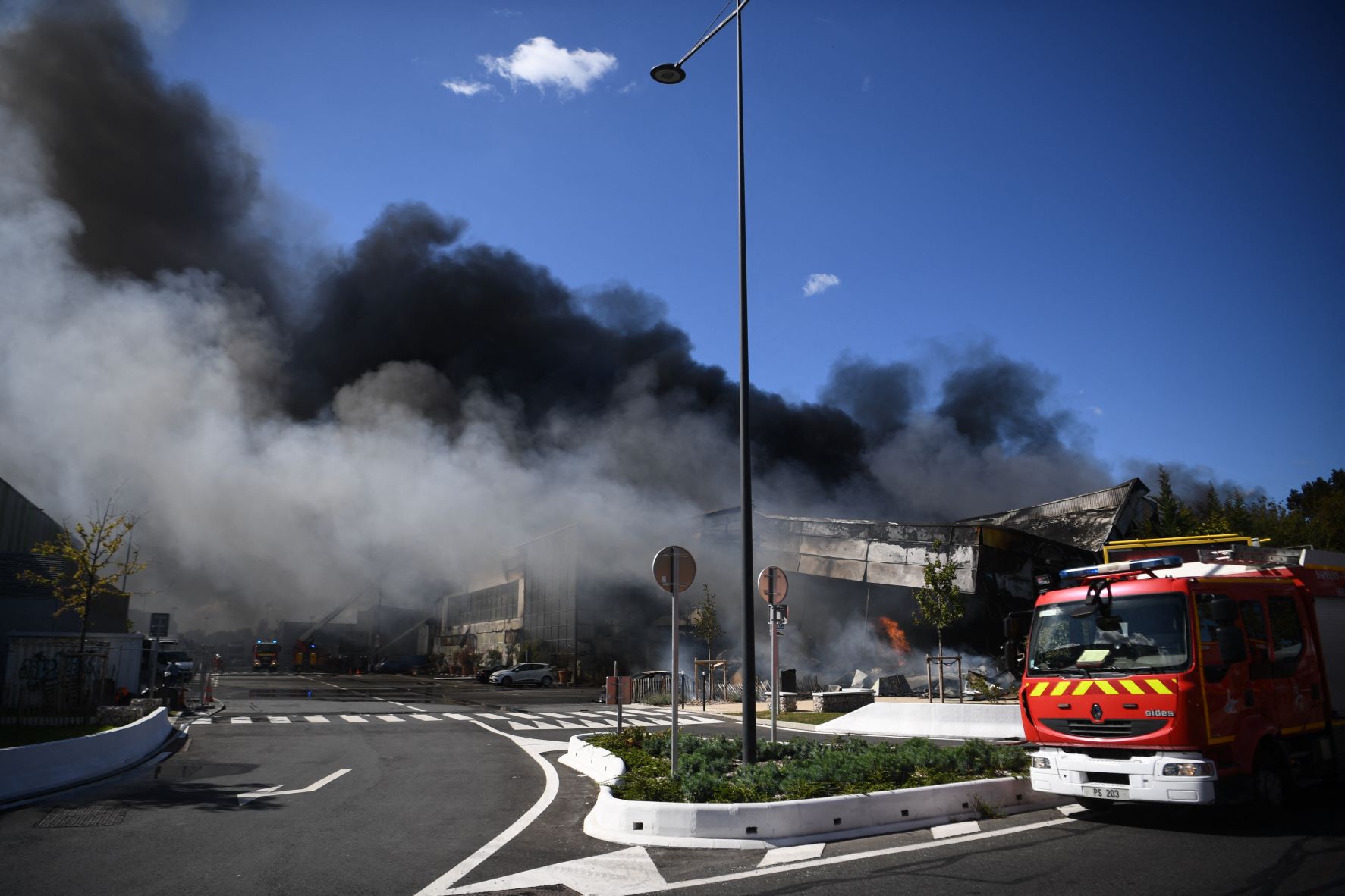 Lángokban a világ legnagyobb piaca Párizsban