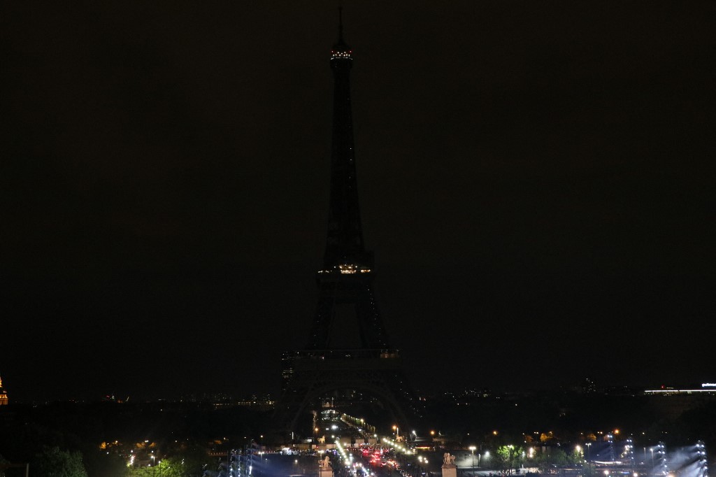 Éjfél előtt lekapcsolják a fényeket Párizs jelképénél