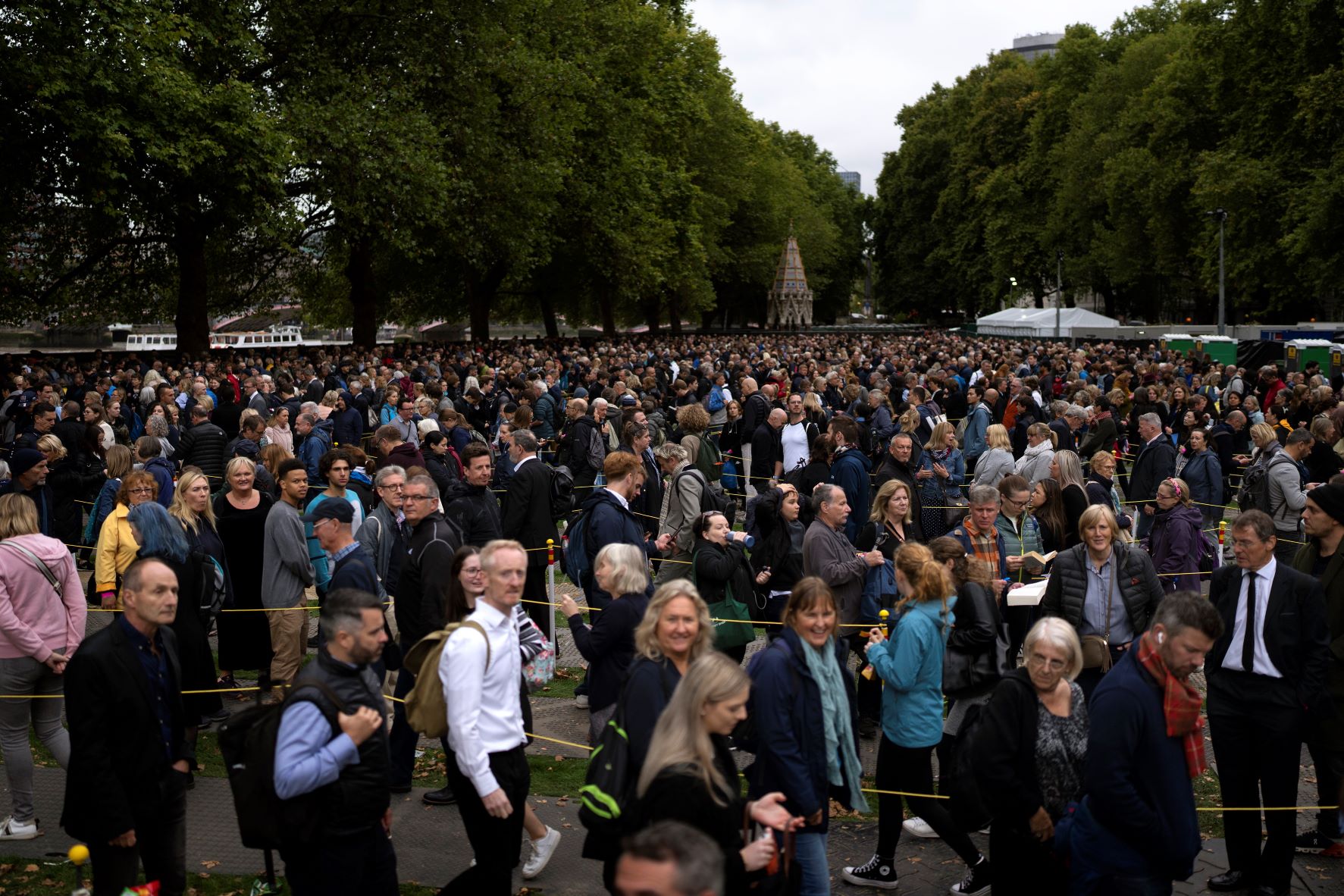 Sorban állnak az emberek, hogy leróják kegyeletüket a londoni Westminster-csarnokban felravatalozott II. Erzsébet királynő előtt 2022. szeptember 15-én hajnalban.