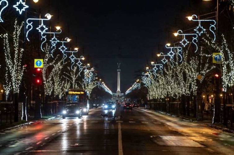 Karácsonyi díszkivilágítás az Andrássy úton 2021. november 28-án.