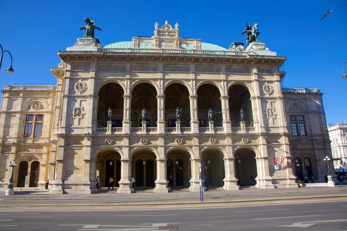 A bécsi operaház épülete, ami első ránézésre feltűnően hasonlít a budapesti operaházra.