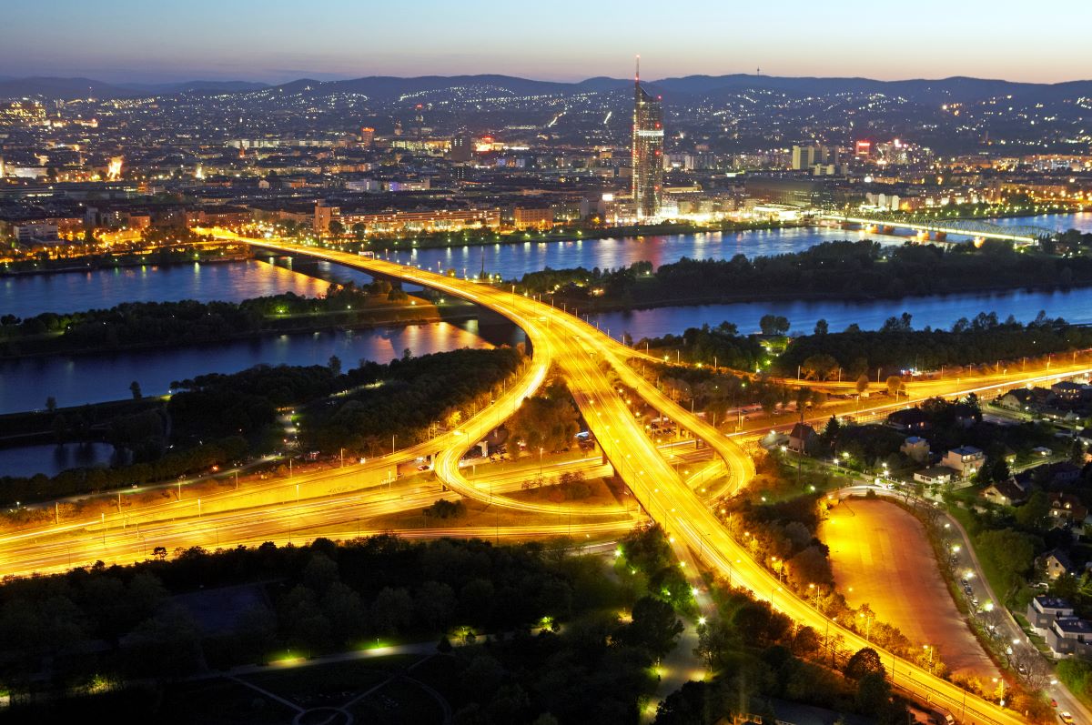 A Duna-sziget (Donauinsel) Bécsben, ahogyan az autók fényei ragyogásba borítják