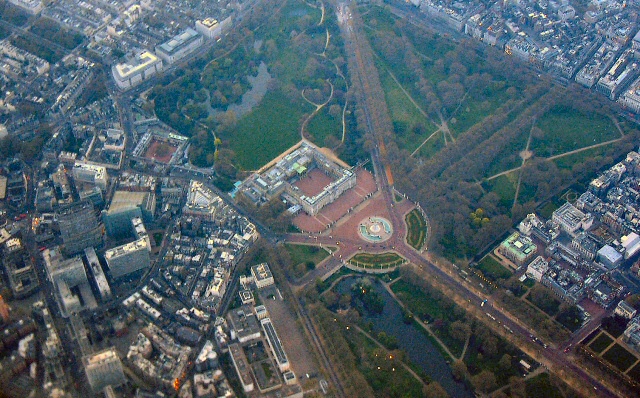 A Buckingham-palota kertjének egy részét alakítanák át emlékparkká