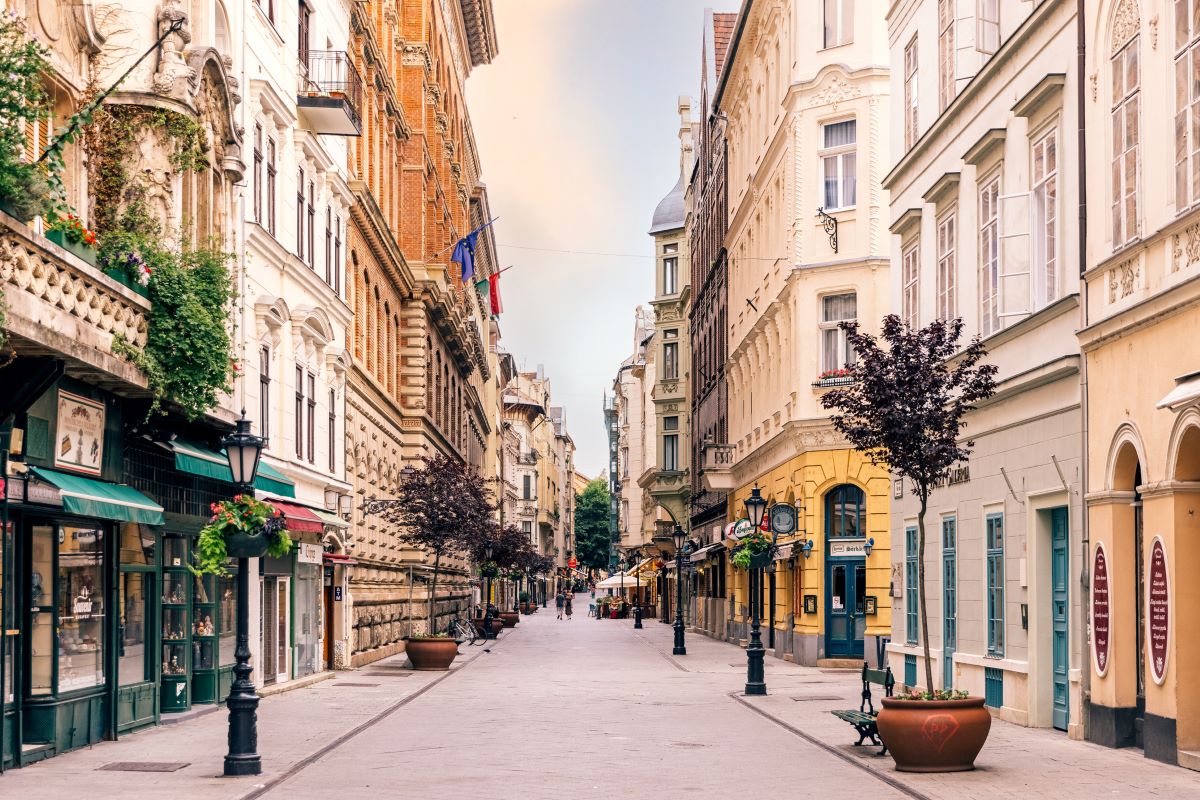 A Váci utca, Budapest legismertebb bevásárló utcája, úgy, ahogy ritkán látjuk: üresen.