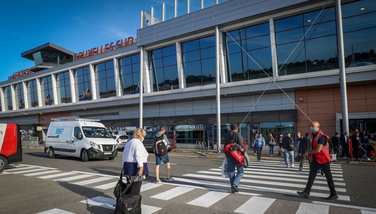 Utasok érkeznek a belgiumi Charleroi repülőtérre.