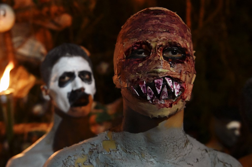 Valódi zombikként vonulnak az emberek Salvadorban a halottak napján