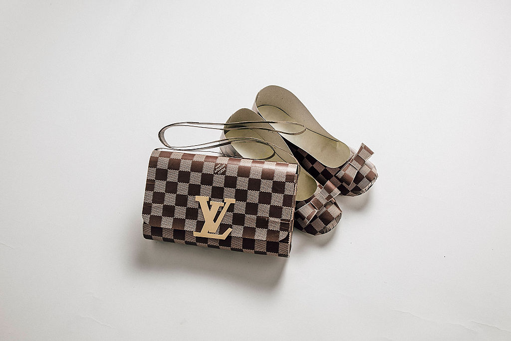 Egy halottnak készített Louis Vuitton táska és cipő
