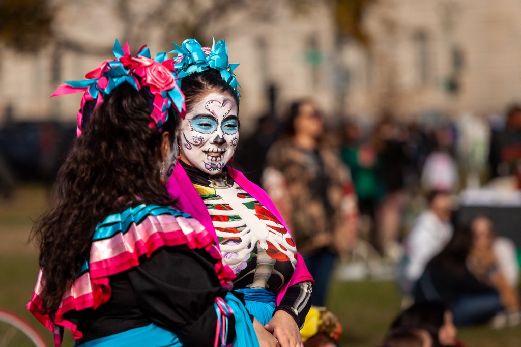 A színes sminkek kötelező kellékei a halottak napjának Mexikóban