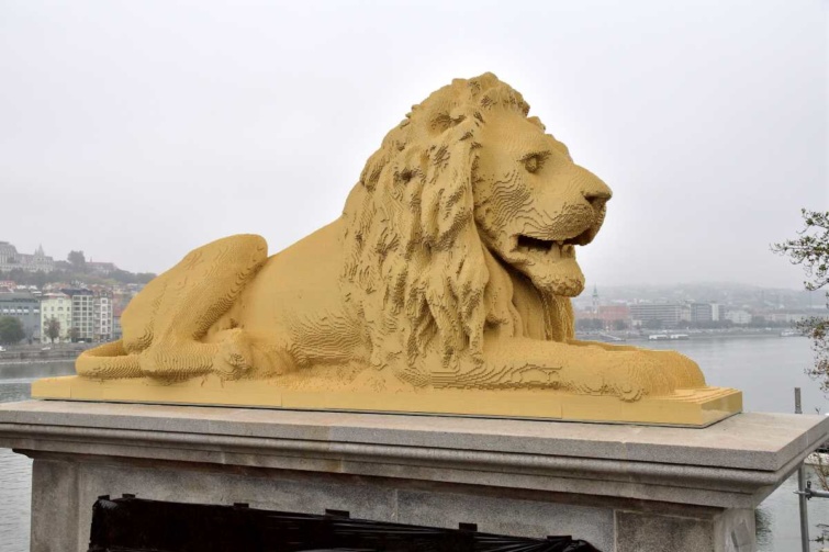 Lego-kockákból épített oroszlán a Lánchíd pesti hídfőjénél