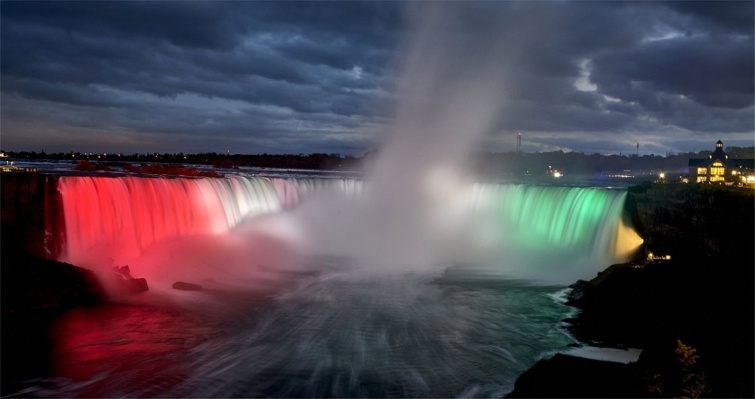 Magyar nemzeti színekkel világították meg a Niagara-vízesést 2022. október 23-án.