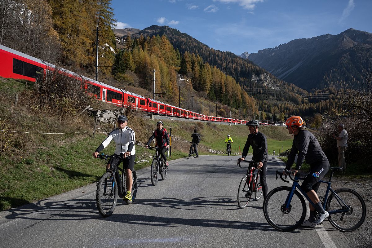 A Rhätische Bahn (RhB) svájci vasúttársaság 1,91 kilométer hosszú szerelvénye az UNESCO világörökségi helyszínei közé tartozó sínpályán halad a svájci Preda közelében