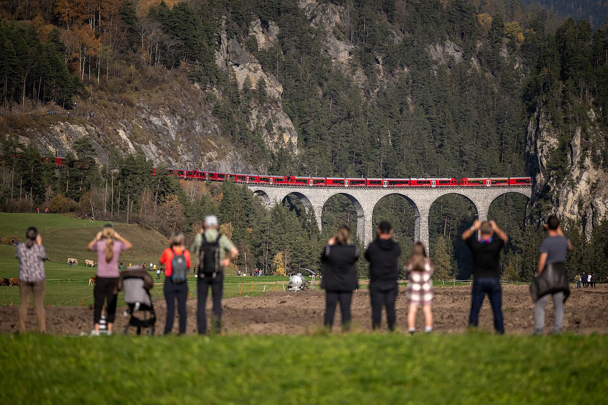 A Rhätische Bahn (RhB) svájci vasúttársaság 1,91 kilométer hosszú szerelvénye az UNESCO világörökségi helyszínei közé tartozó sínpályán halad a svájci Preda közelében.