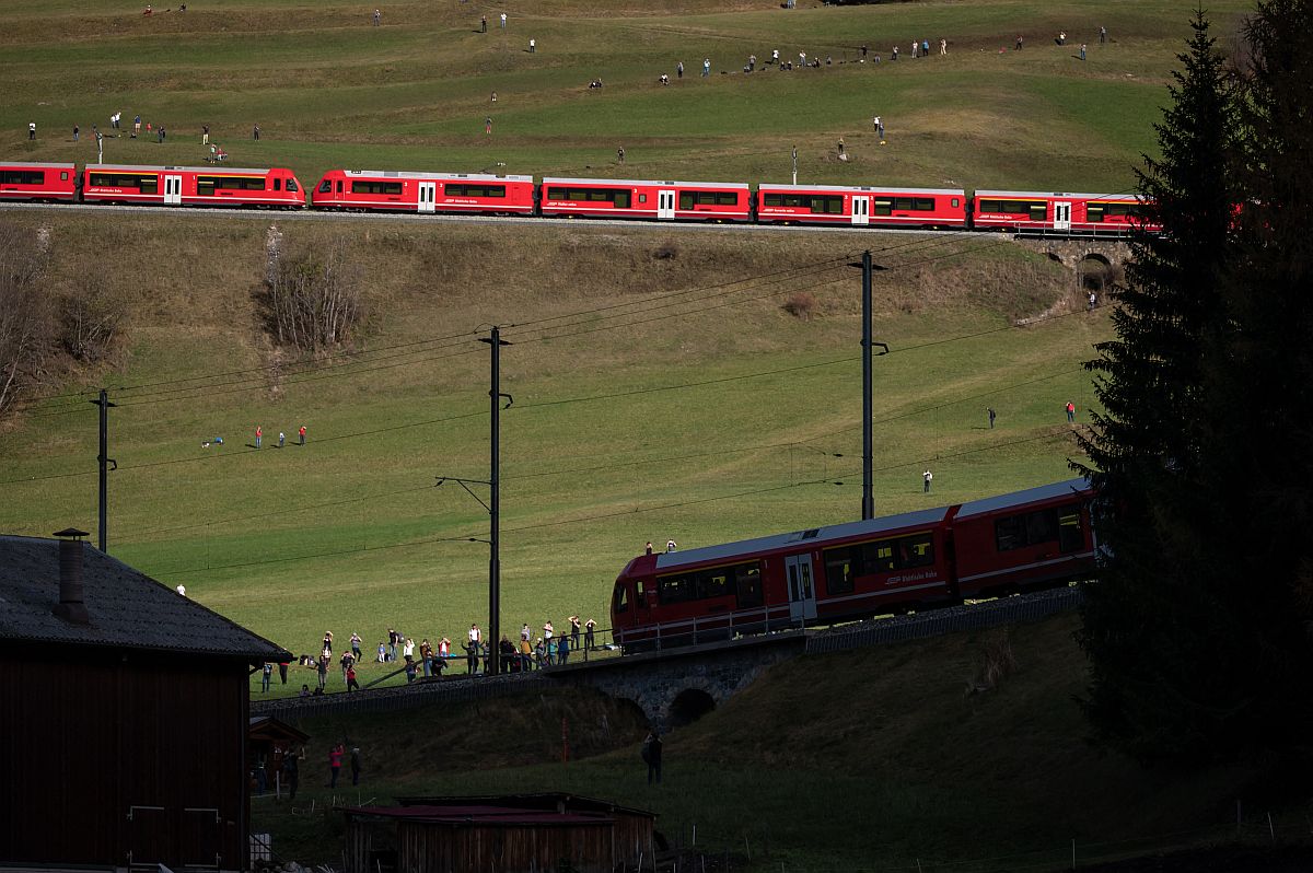 A Rhätische Bahn (RhB) svájci vasúttársaság 1,91 kilométer hosszú szerelvénye az UNESCO világörökségi helyszínei közé tartozó sínpályán halad a svájci Preda közelében.