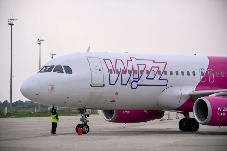 A Wizz Air légitársaság Eindhovenbe tartó járata felszállás előtt a Debrecen Nemzetközi Repülőtéren