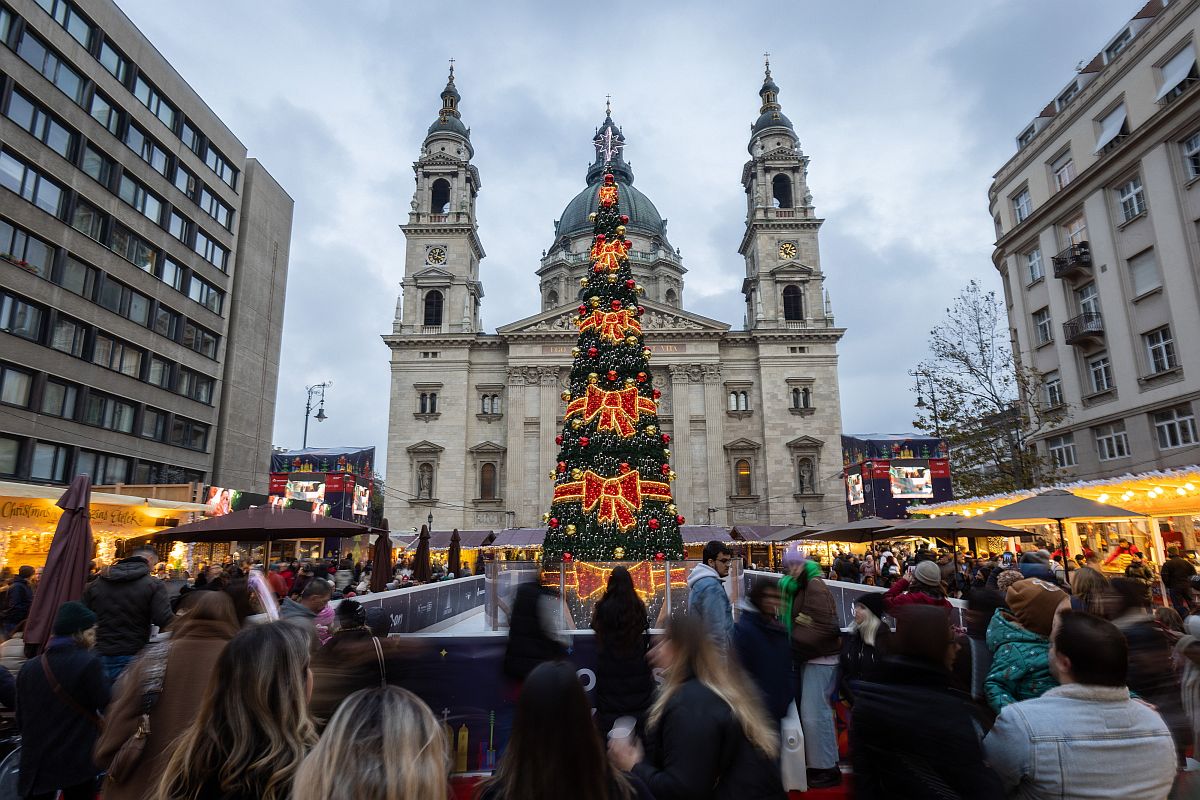 A 12 méter magas karácsonyfa a Szent István téri Advent Bazilika karácsonyi vásáron 2022. november 19-én.
