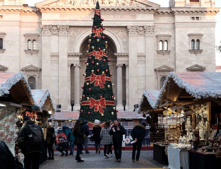 Érdeklődők, vásárlók a Szent István téri Advent Bazilika elnevezéssel rendezett, immáron a 12 éves múltra visszatekintő, Bazilika előtti adventi- és karácsonyi vásáron.