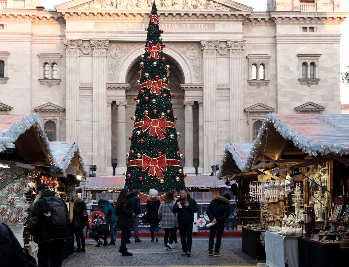 Érdeklődők, vásárlók a Szent István téri Advent Bazilika elnevezéssel rendezett, immáron a 12 éves múltra visszatekintő, Bazilika előtti adventi- és karácsonyi vásáron.