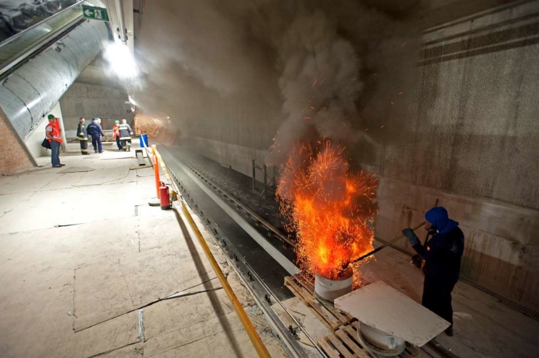 Füstképző anyag ég az épülő 4-es metró Kálvin téri állomásának peronszintjén, ahol füstpróbát tartottak 2013-ban.