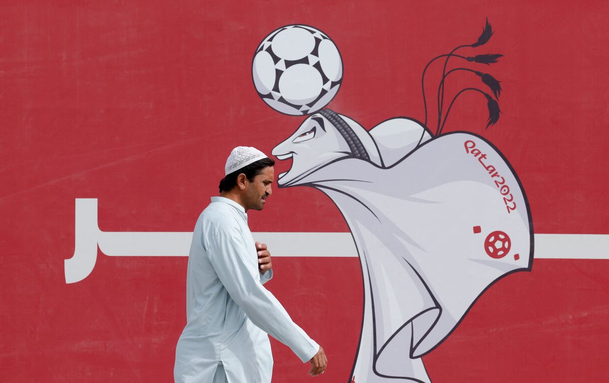 Egy férfi halad el a futball-világbajnokság plakátja előtt Dohában.