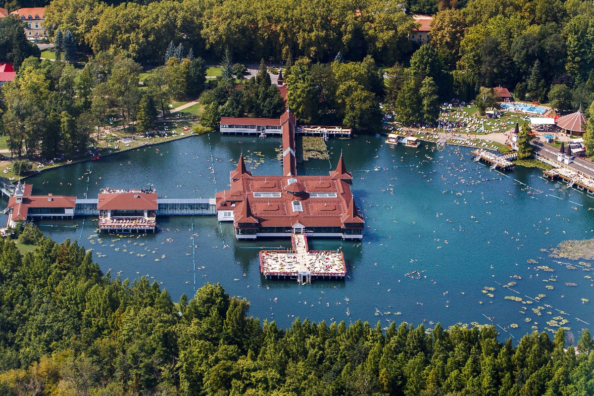 A hévízi Tófürdő és a Festetics Fürdőház (középen) látképe madártávlatból.