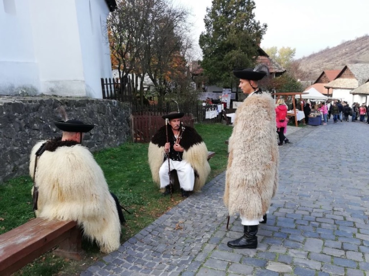 Pásztorruhába öltözött emberek Hollókőn