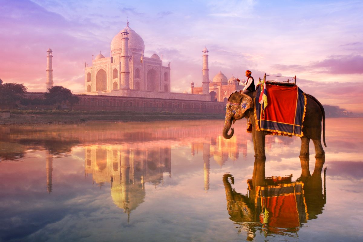 A monumentális Tádzs Mahal, a szeret szimbóluma Indiában