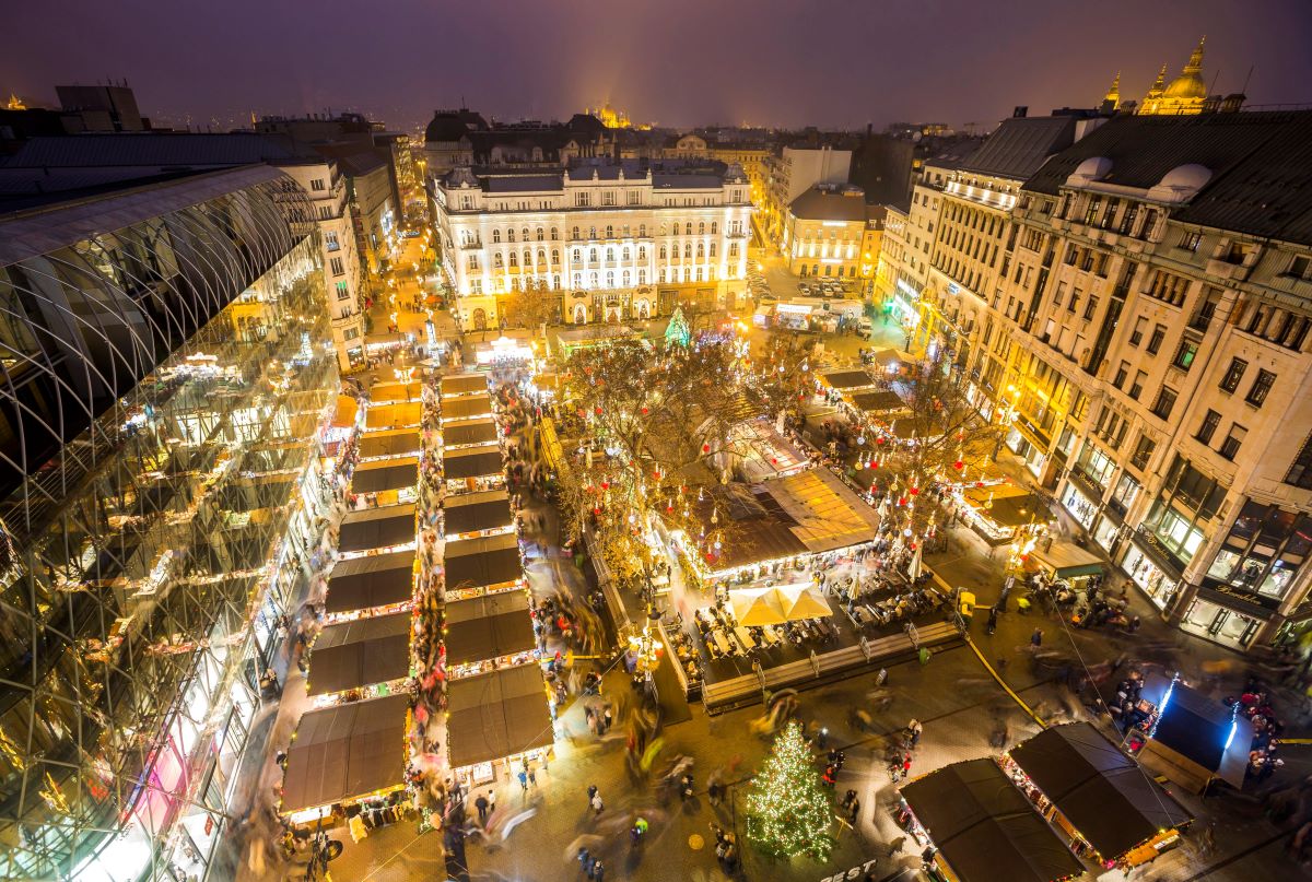 A 2021-es karácsonyi vásár a budapesti Vörösmarty téren madártávlatból