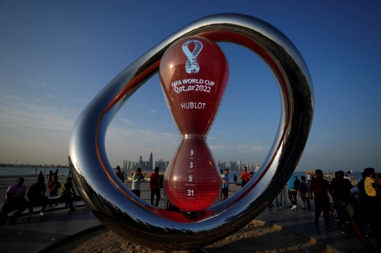 A 2022-es katari labdarúgó-világbajnokság kezdetéig hátralévő időt számláló hivatalos óra a katari fővárosban, Dohában