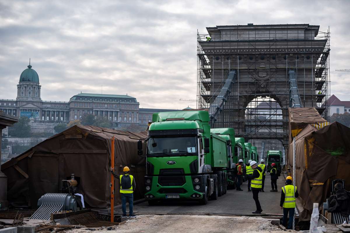 Teherautók a felújítás alatt álló Lánchíd próbaterhelésén 2022. november 12-én.