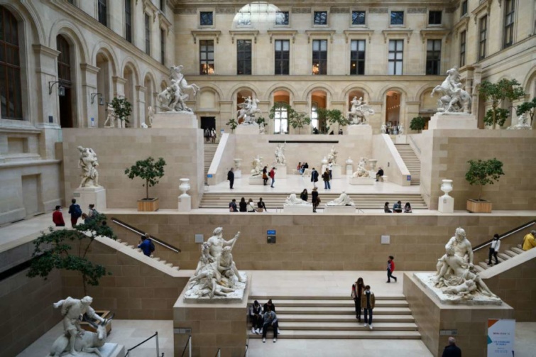 A párizsi Louvre, a világ egyik elsőszámú múzeumának belső tere a szinteket elválasztó lépcsősorral