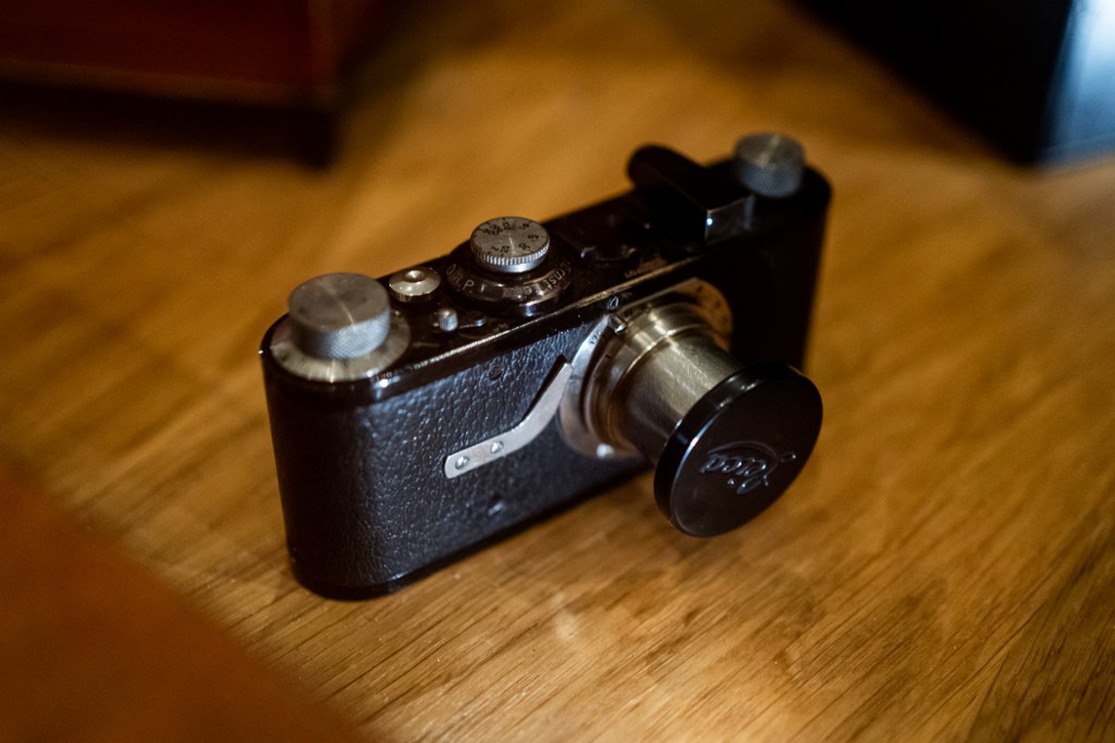 A Leica-1 névre keresztelt kamera a kiállításon