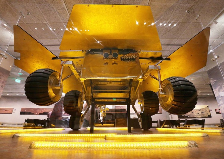 Az Opportunity marsjáró aranyszínű, méretarányos másolata