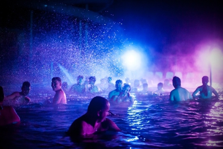 Színes fények és fürdőző emberek a bogácsi gyógyfürdőben