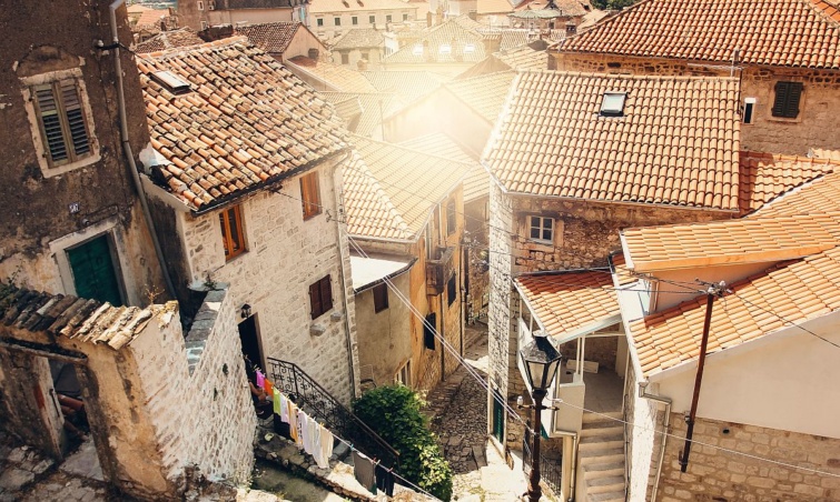 Kotori utcakép a napsütésben. Montenegro.