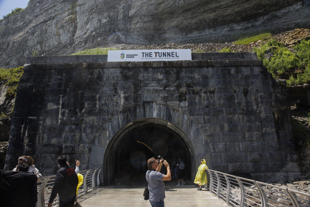 A megnyitott alagút egyik bejárata, előtte turistákkal