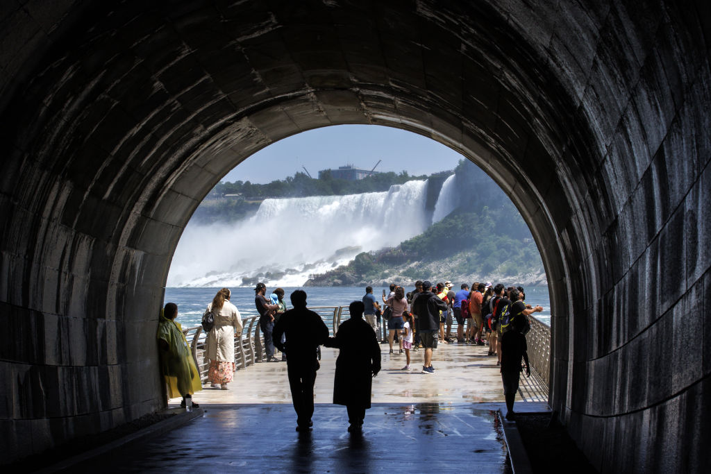 Az alagút folyosóján sétáló emberek, háttérben a Niagara-vízesés