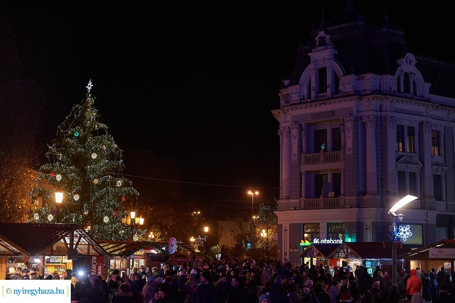 A nyíregyházi adventi vásár fényei és a város karácsonyfája