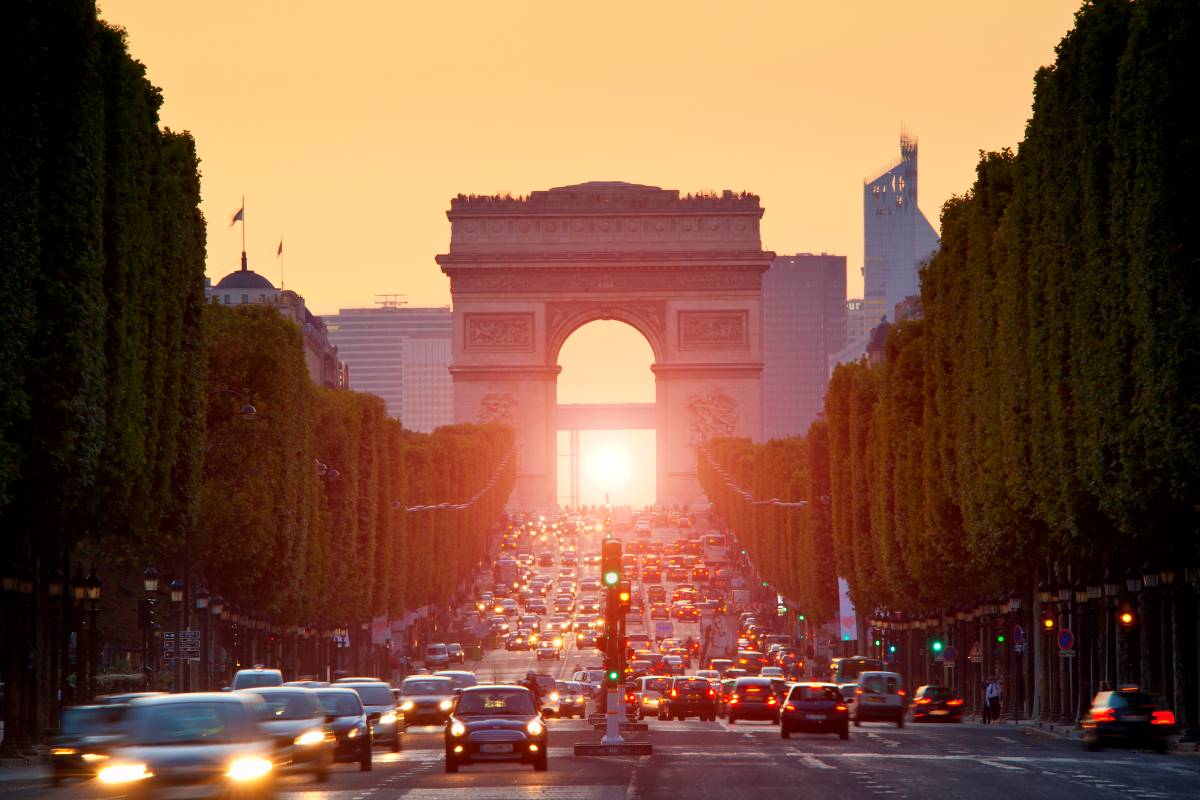 Párizsi naplemente, háttérben a Diadalívvel