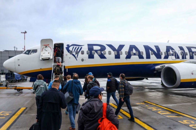 Utasok szállnak fel a Ryanair egyik gépére a krakkói reptér kifutóján