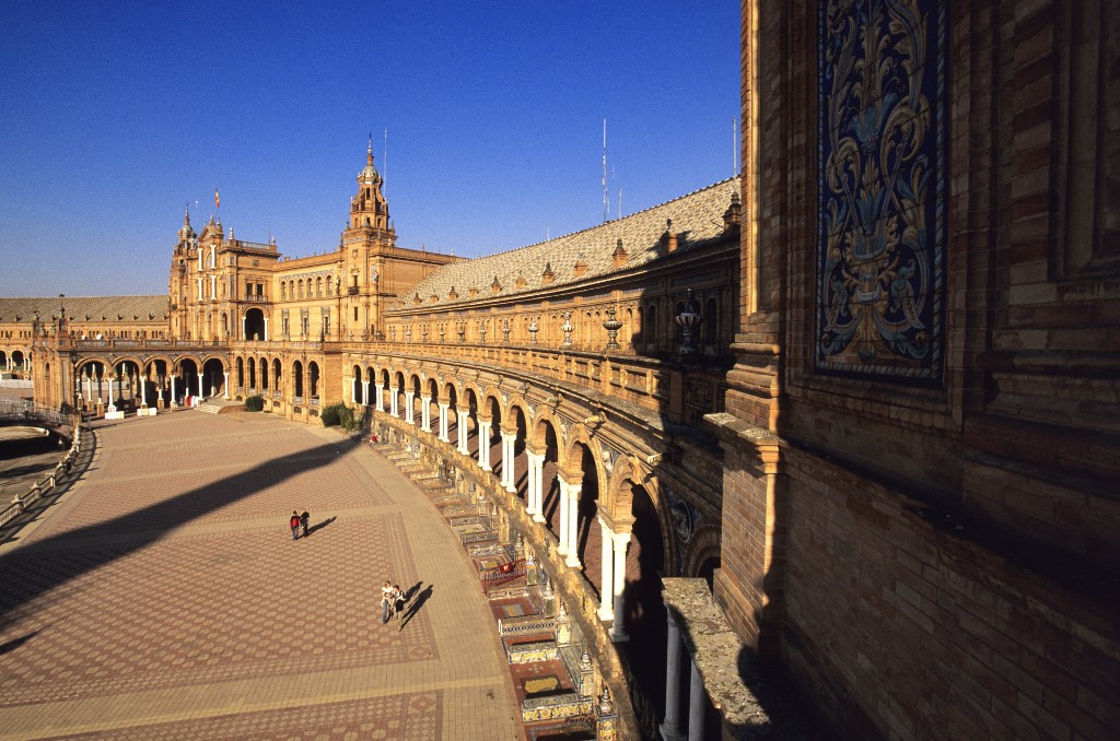 A Plaza de España félkörív alakú boltívei
