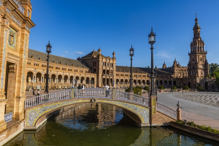 A Plaza de España csatornája és a fölötte húzódó egyik híd