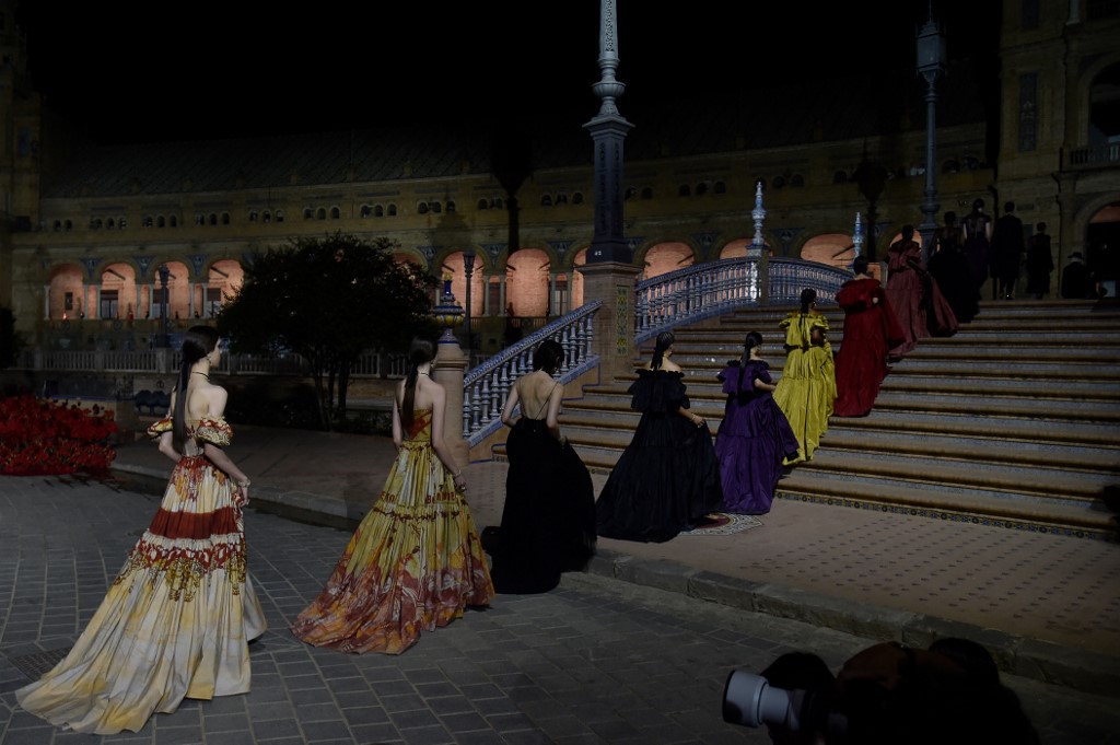 Dior divatbemutatón modellek a Plaza de España lépcsőin