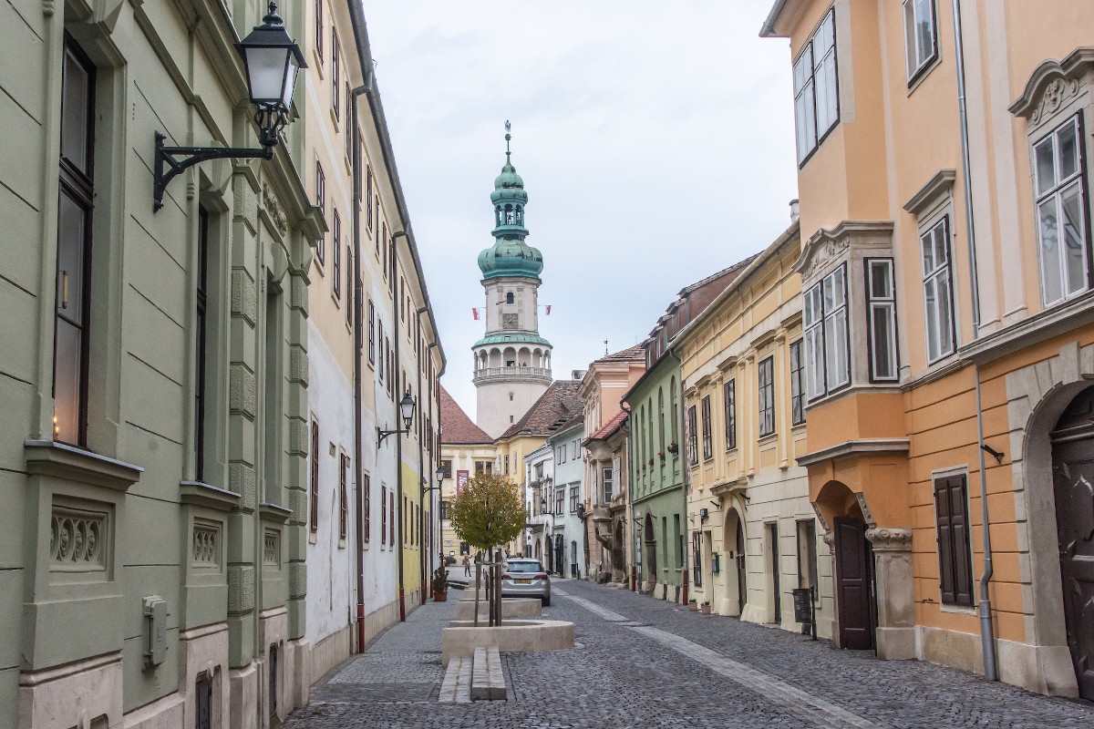 Sopron belvárosa, háttérben a Tűztorony magasodik.