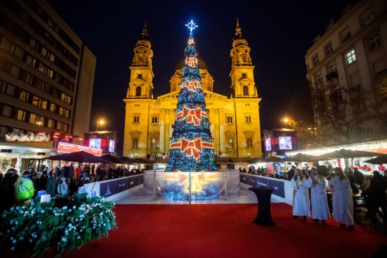 Az Advent Bazilika karácsonyi vásár a Szent István-bazilika előtti Szent István téren 2021. november 28-án.
