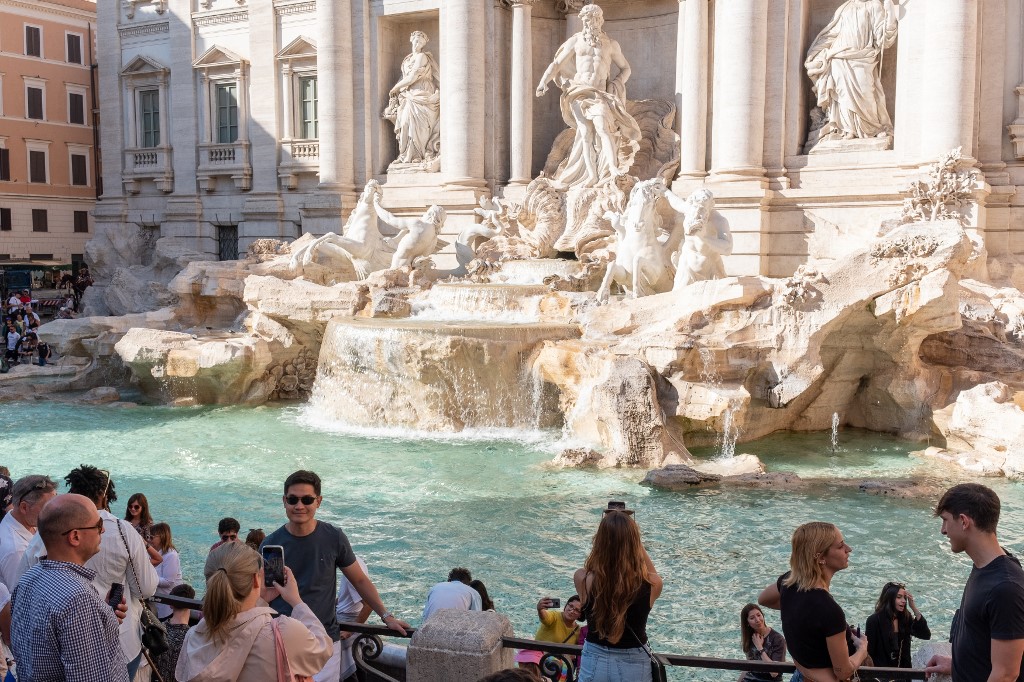 Turisták a Trevi-kút előtt Rómában