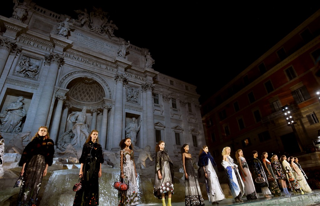 Modellek a Fendi bemutatóján a Trevi-kút előtt