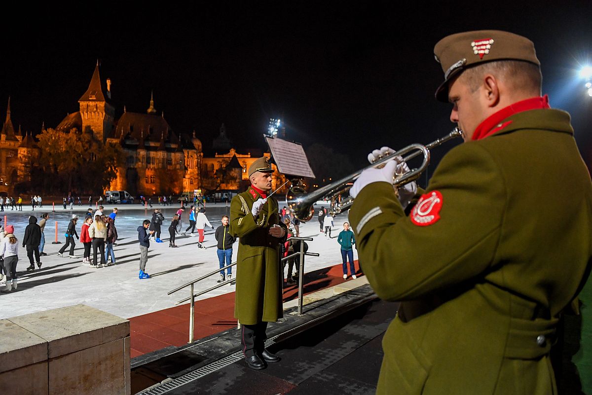 A Magyar Honvédség Katonazenekara játszik a Városligeti Műjégpályán a szezonnyitó napján, 2022. november 17-én.